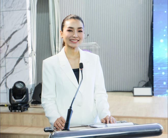ครูแอม — ชลธิชา อัศวาณิชย์